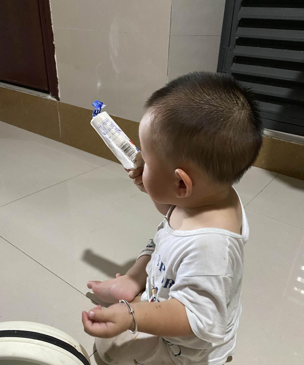 带娃以后才知道：1.出门在外不要让别人捏孩子的脸，反正不要让他靠近就对了。有时