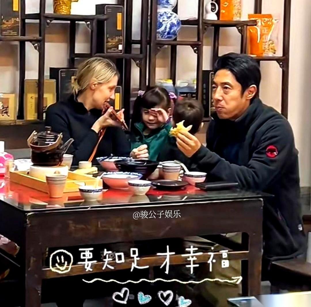 餐厅门口，一道身影猛地闪过，黑衣黑帽，头压得极低。旁边的女人金发碧眼，高挑得像堵