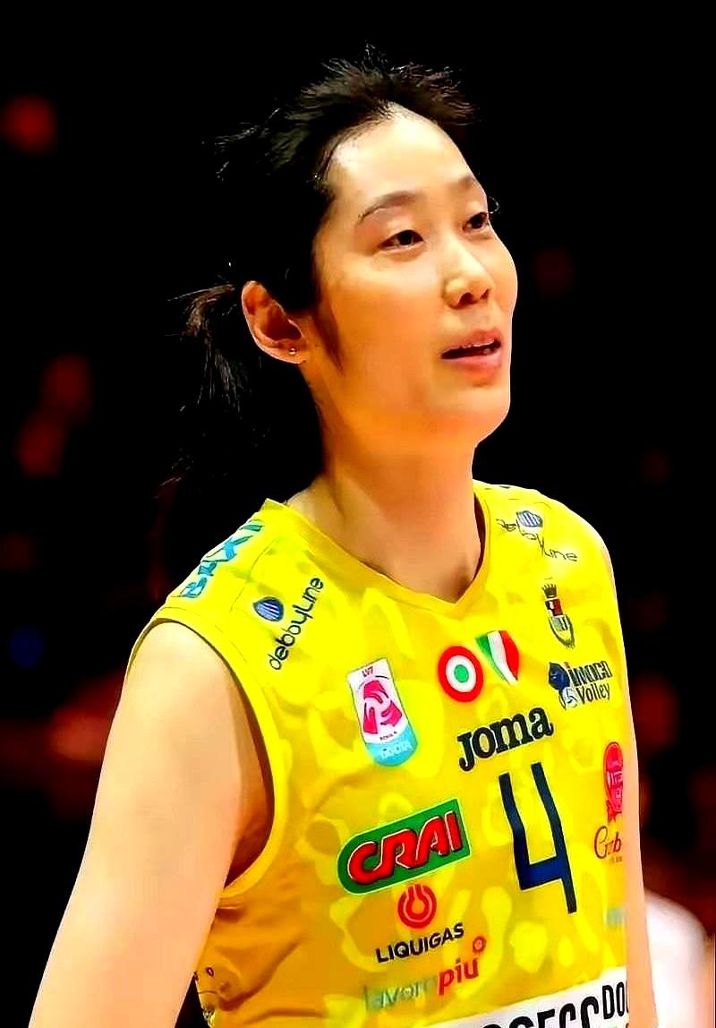 记者问朱婷要不要留在斯坎迪奇，她笑着一句“在这儿很开心”，听着像客套，其实就是温