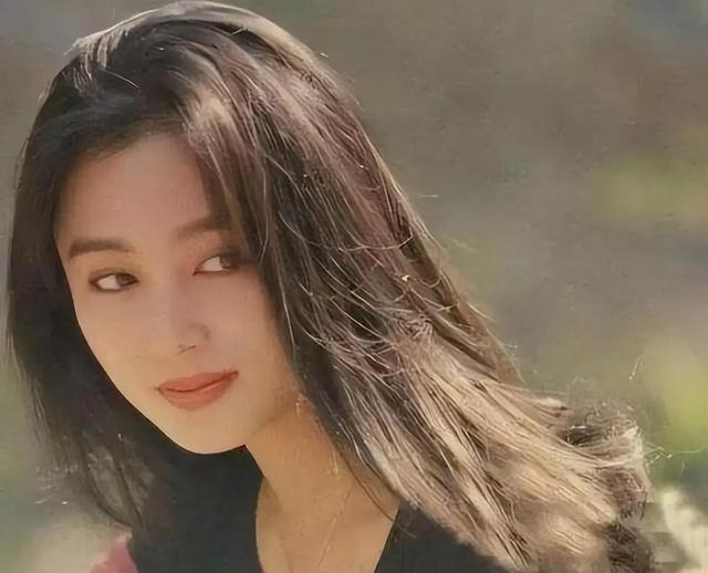 1999年，北京产房刚生下女儿的赵明明，迎来丈夫英宁甩出离婚协议的打击，婚姻瞬间