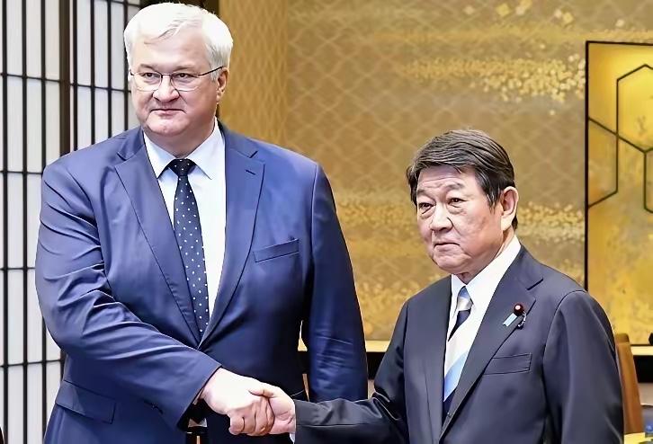 日本这回算是把遮羞布彻底扯下来了。乌克兰外长瑟比加前脚刚落地东京，日本外相茂