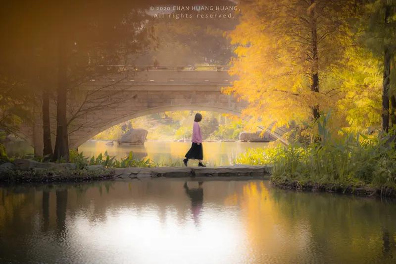 相册里最满意的照片，是一张秋日人像照。当时带着模特在自然中寻觅，选了老木屋这个