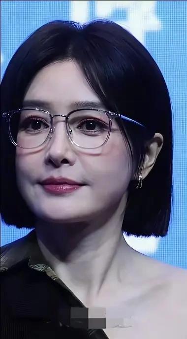 秦岚是又去整容了？还是医美后遗症出来了？这张脸总感觉有点认不出来了。