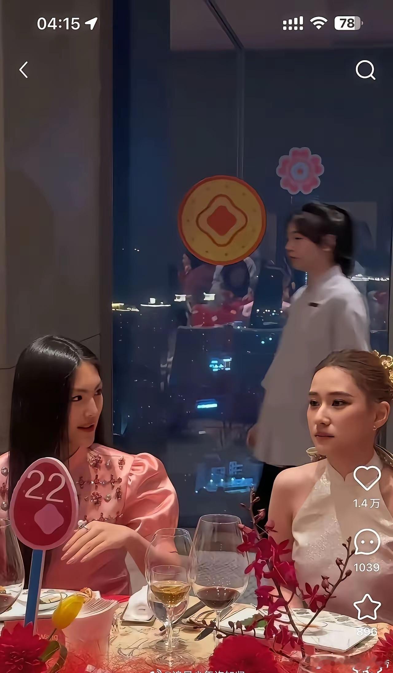 王诗龄才16岁就戴着大珍珠戒指，王诗龄的手一看就是千金手，没做过任何家务，还精心