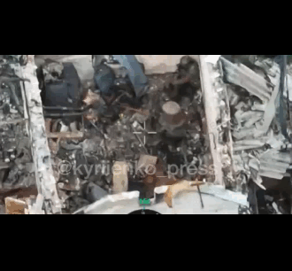 1架乌军无人机发现了2名渗透进波克罗夫斯克的俄军士兵正躲在废弃的房子内，其中一人