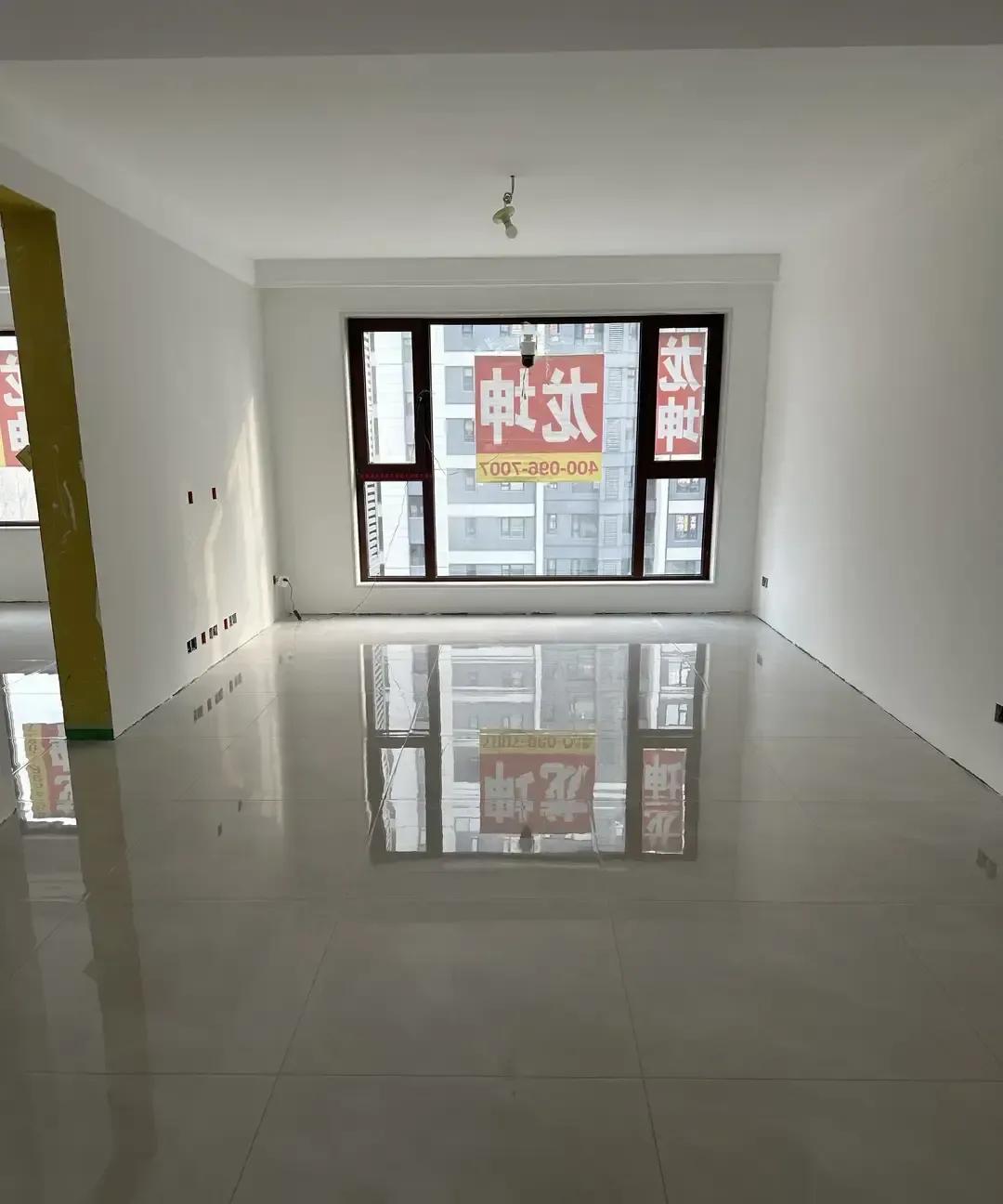 刷到个帖子，一姑娘刚给新房美缝完，没等工人来，自己拎着抹布水桶干了两天。窗户轨