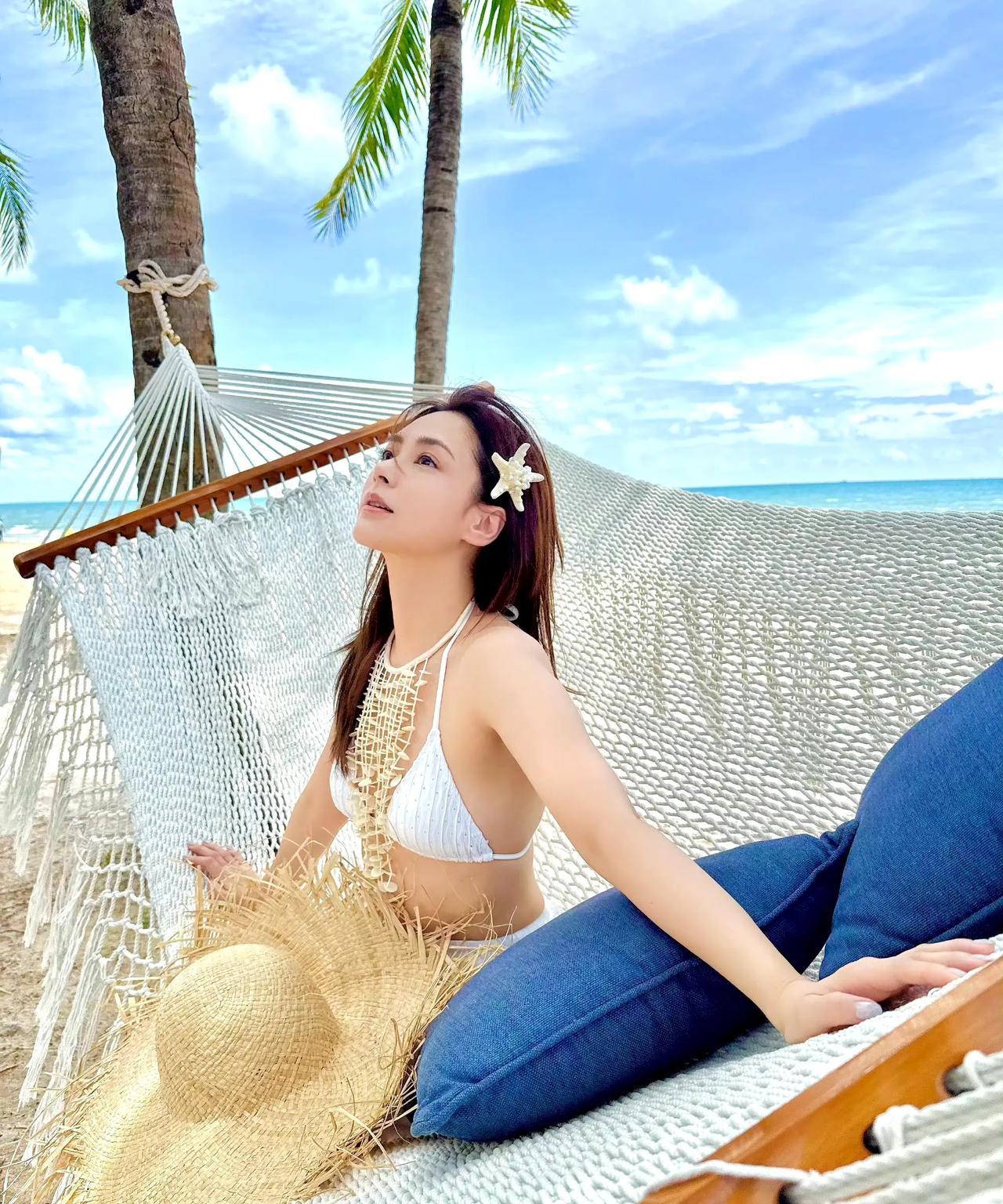 阿娇这组度假照美的很啊！好有生命力啊！感觉40多岁的阿娇越来越从容了！阳光勾勒
