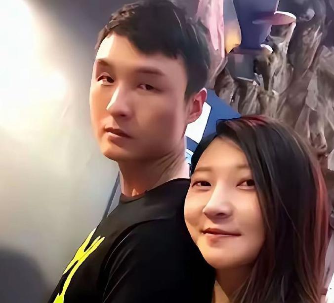 俞晓东作为一个二婚男，能够娶到王暖暖这样的富婆应该感到幸运，安安静静的吃“软饭”