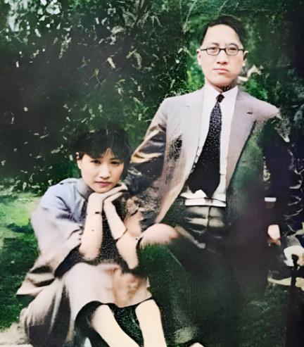 1931年，徐志摩想买条新裤子，竟发现家里一分钱都没有。他拎着破洞的裤子，哀求妻