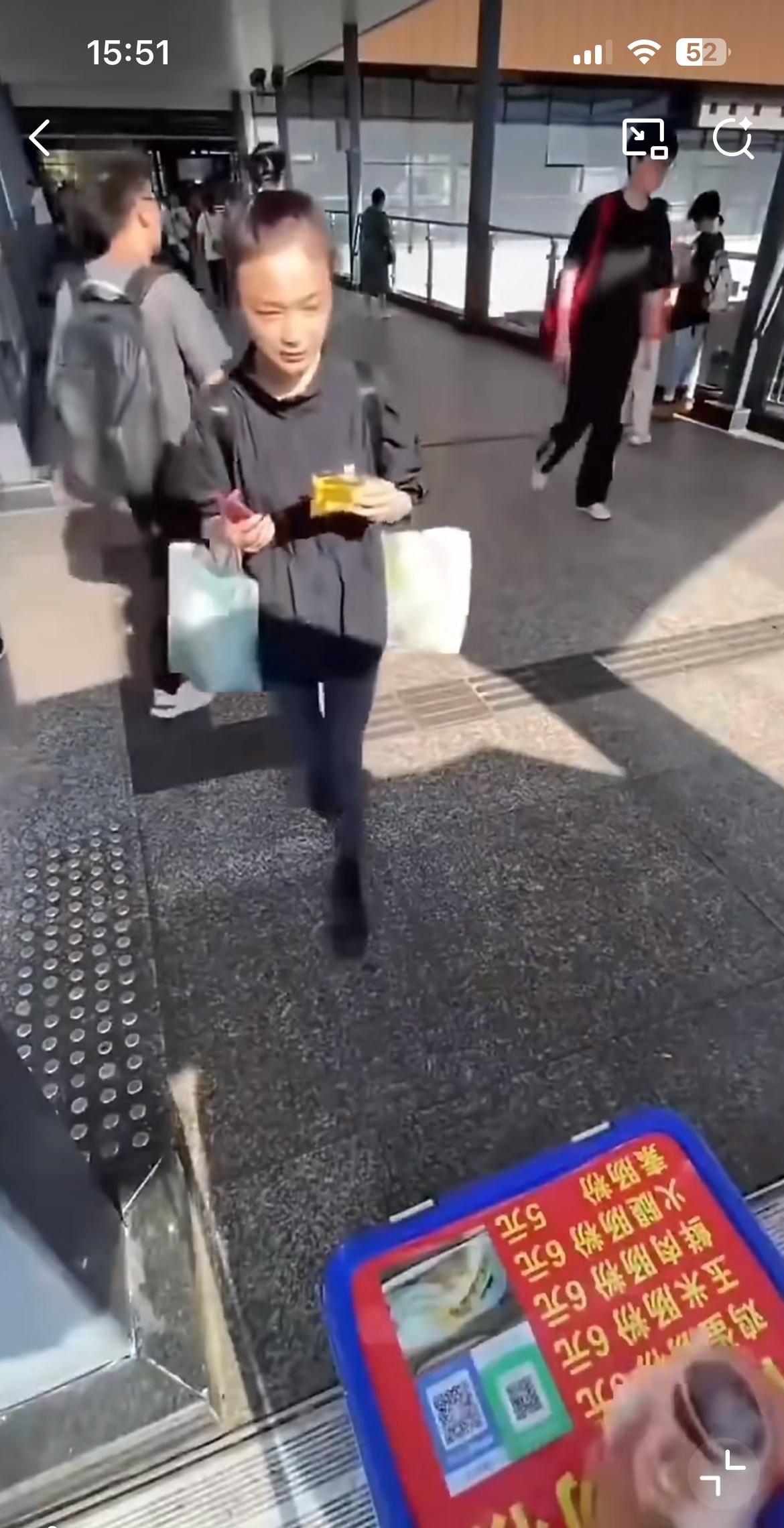 图中的重庆小仙女用付款截图欺骗商贩，买了一份六块的鸡蛋肠粉，老板晚上盘点时发现了