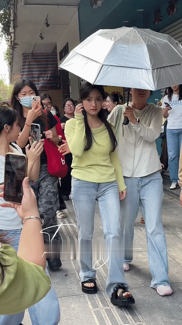 沈月这穿搭是认真的吗？这牛仔裤配黑色厚底拖鞋的穿搭哪里有半点女明星的影子？周围围