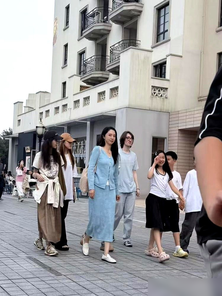 佟丽娅带儿子，直接住进了董璇阿那亚的私宅。没打招呼那种。俩人在三亚玩，董璇直接把门禁卡塞她手里，说钥