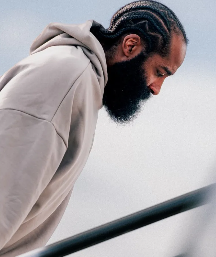 明日NBA常规赛，快船对阵开拓者的比赛即将开始。赛前，快船社媒晒出球员奔赴客场