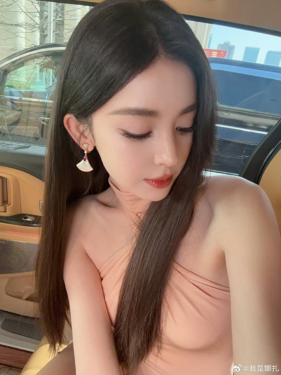 娜扎发了六张自拍照娜扎车内自拍照每一张都好美😍娜扎