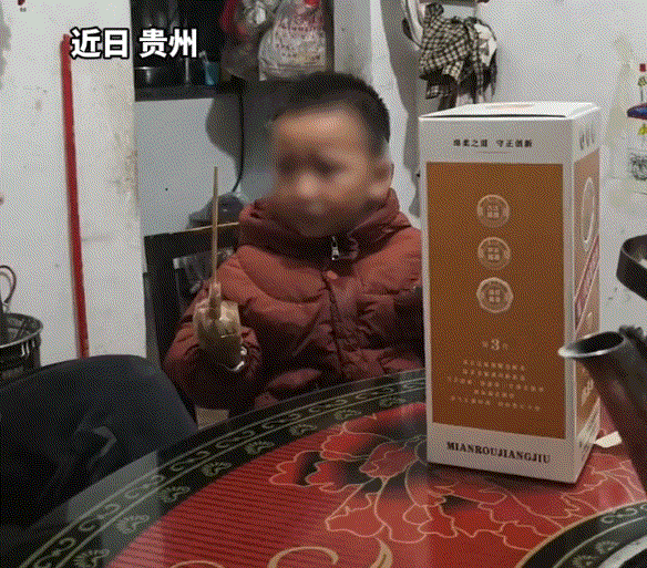 “用魔法打败魔法”。贵州贵阳，一妈妈分享，自家几岁的儿子最近学了一个“竖中指”的