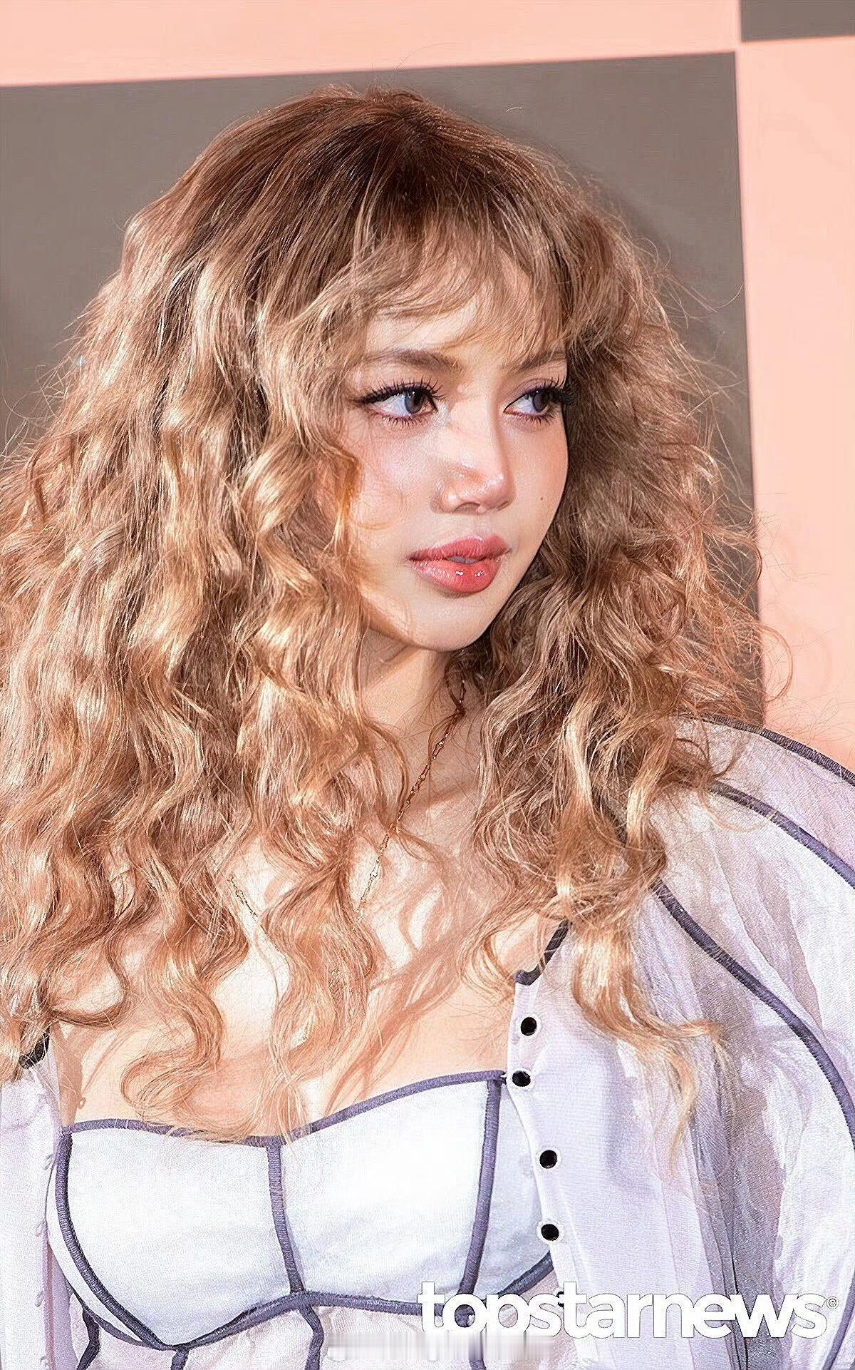 Lisa韩国LV合照居然站大C位，两侧分立韩国顶级演员全智贤与孔刘，这两个有咖位