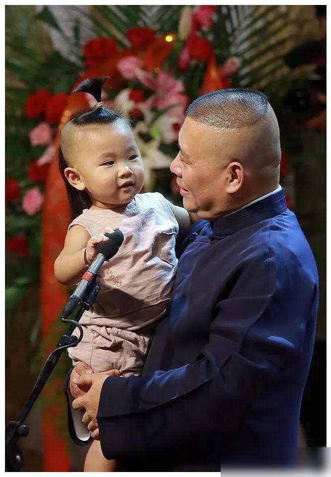 打碎大儿子的自尊，却给6岁的小儿子封了个‘经理’。郭德纲这碗水，端得真有意思。