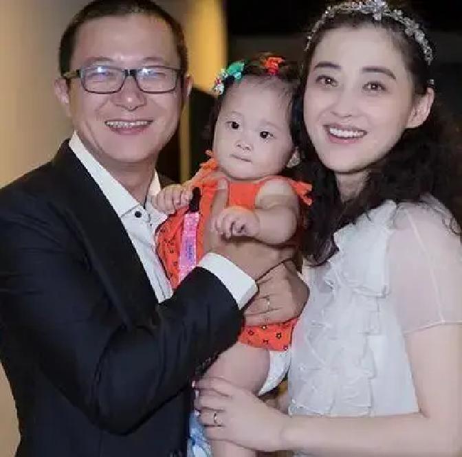 2012年，梅婷对曾剑产生好感，因害羞，找秦昊帮忙探口风，可秦昊没有跑去“问”，