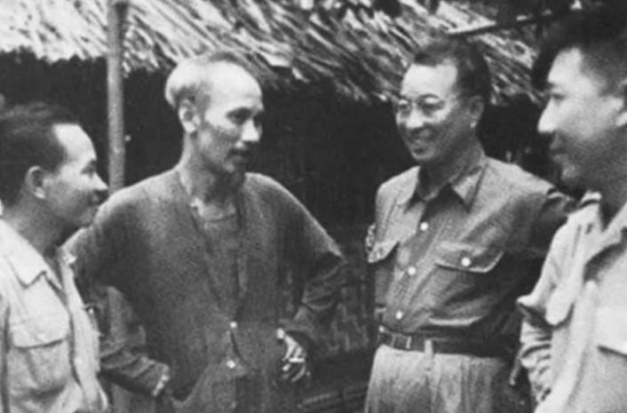 1950年，陈赓来越南指导战役，第一仗越军奔袭4天，极度疲劳，攻坚遇挫。越军总司