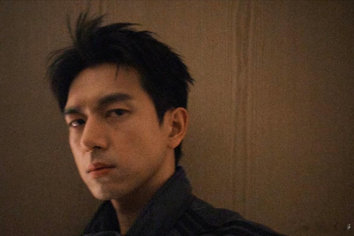 李现被李现爆料李现今日分享了一组生活自拍照，并配文“某L姓男艺人手机自拍泄露”。