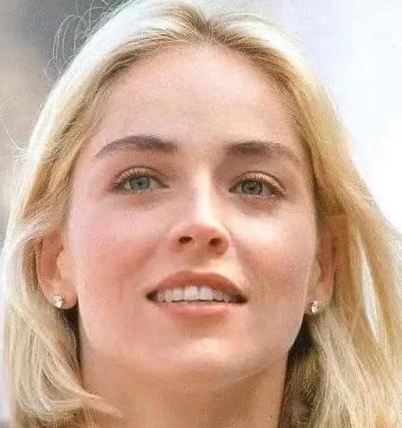 [点赞]“汶川地震是中国人的报应！”2008年汶川地震时，好莱坞女星莎朗·斯通