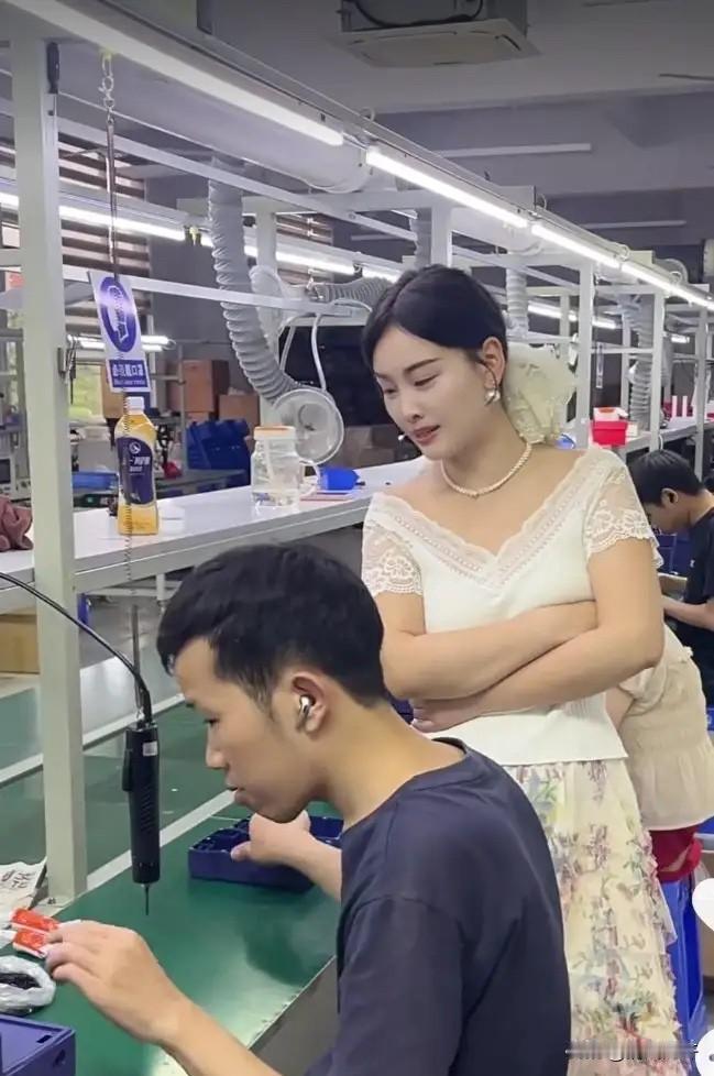 新招来的男员工，对人事部女经理说，你这个厂里姑娘太少了。他今年22岁，老家在