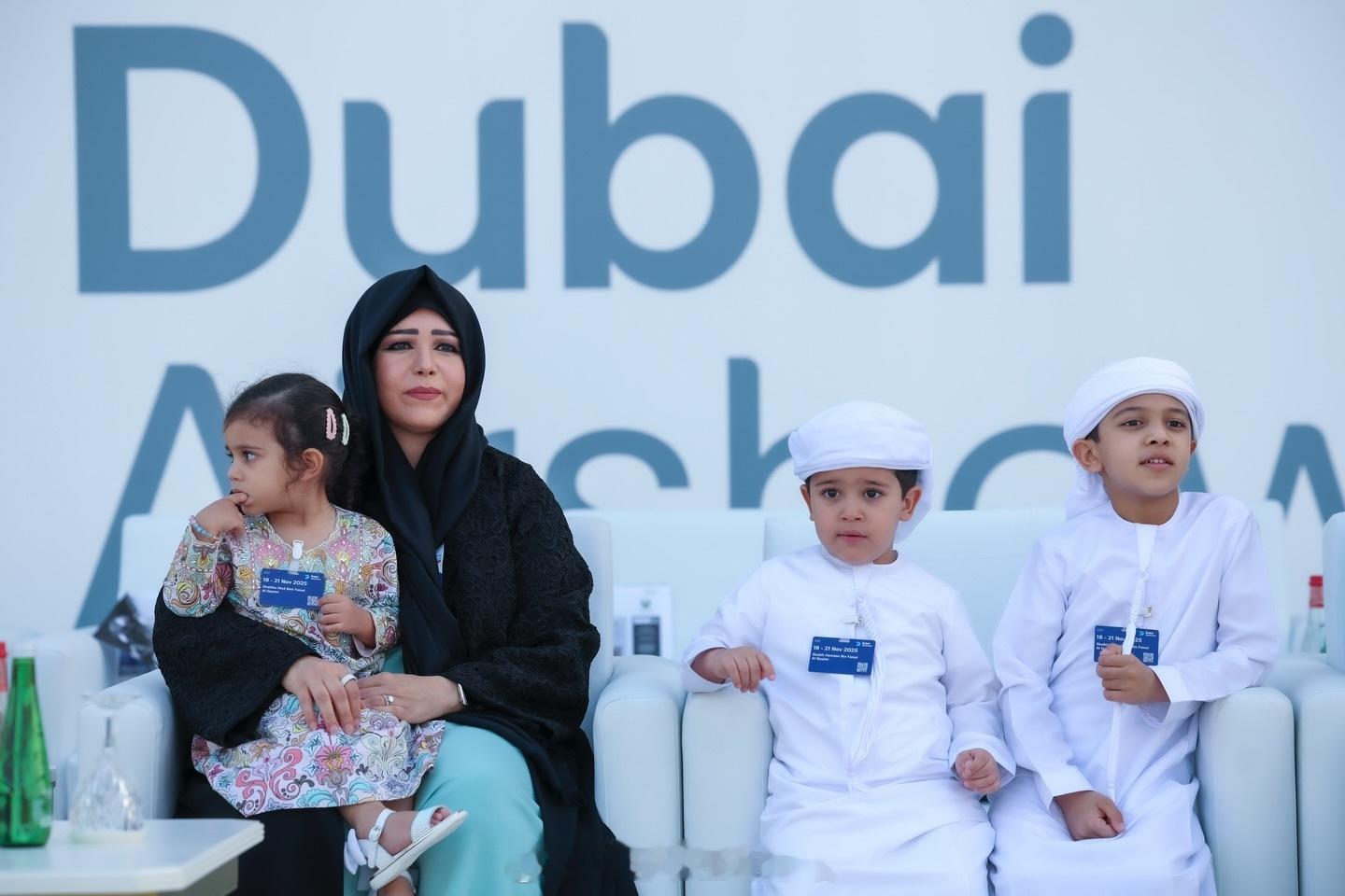 大拉蒂法带着老公孩子参加迪拜航展。别说她这个老公虽然是十八线完全靠岳父养的穷酸王