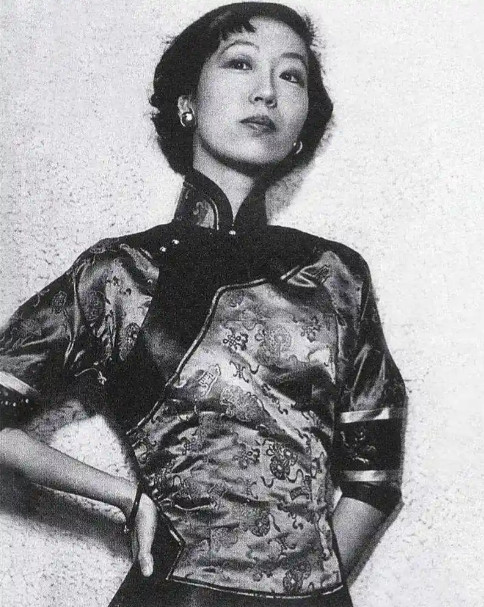 1956年，吃下堕胎药的张爱玲，在床上疼的直打滚。突然，孩子掉下来，她长舒一口气