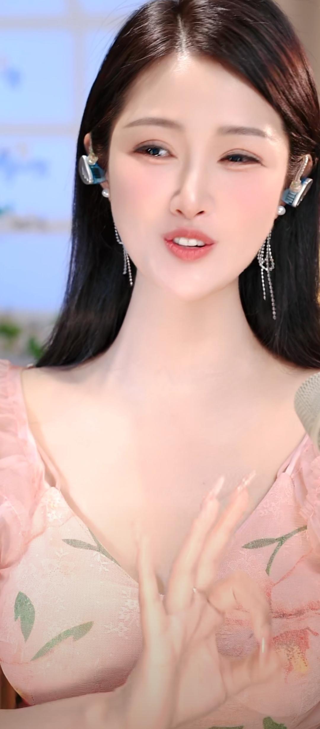 轻纱遮面，耳畔风铃响。