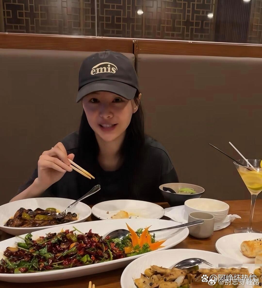 35岁郑爽和家人在美国一家中餐馆吃饭。​