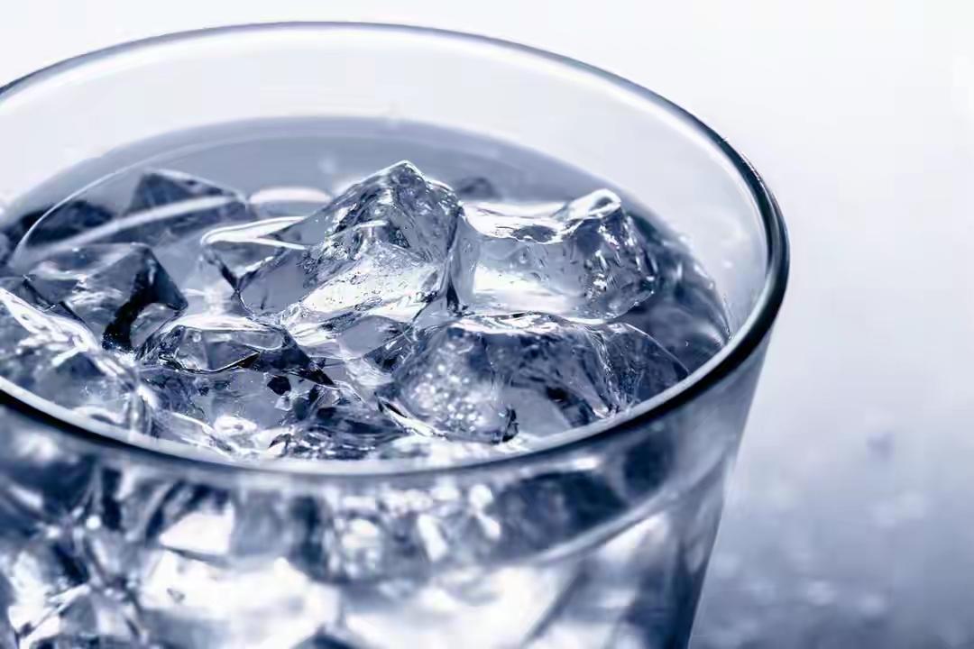 凌晨心梗猝死的人增多？医生提醒：夜间口渴，也不要喝4种水凌晨是心梗猝死的高发