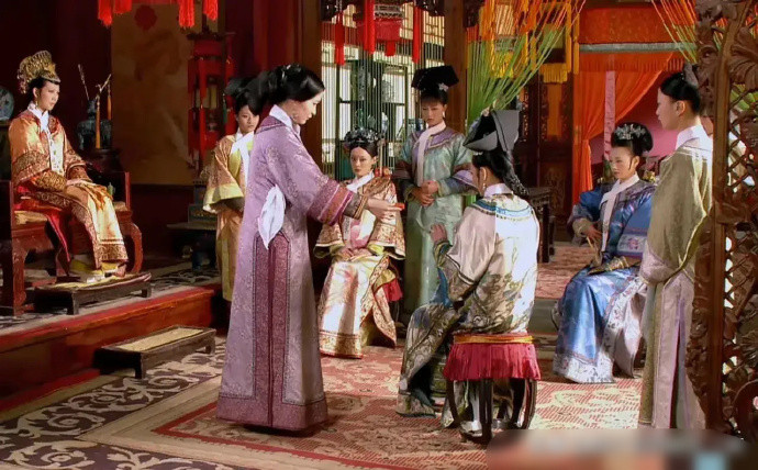 甄嬛传中尺度最大的应该是皇后栽赃槿汐与苏培盛这段了，居然搜出了这种东西，真的是气