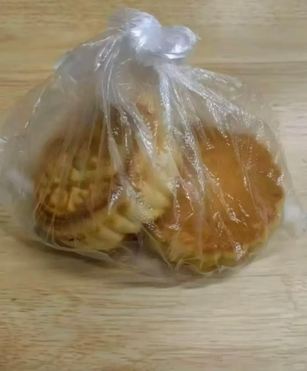 没见过这么发月饼的，散装的月饼还有分2个袋子，我真是无语了。今年公司中秋发的