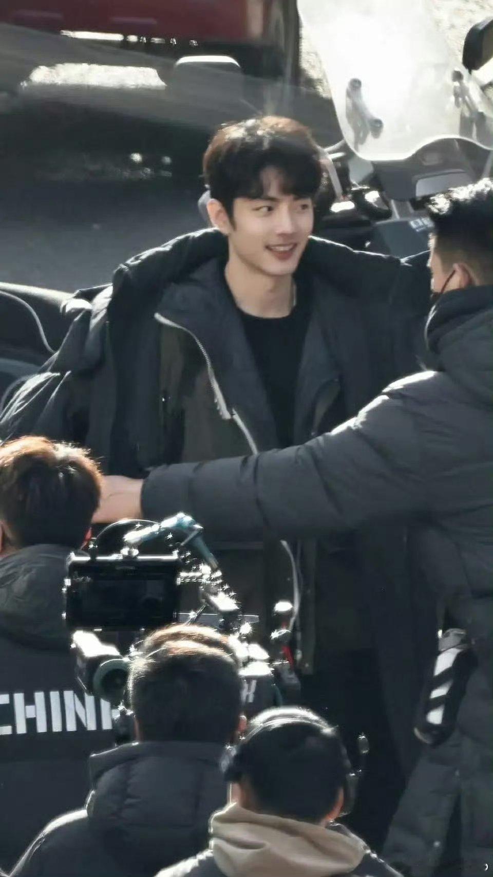 肖战《小城良方》外景拍摄路透，像一只企鹅哈哈哈哈哈，我支持肖战企鹅塑崛起