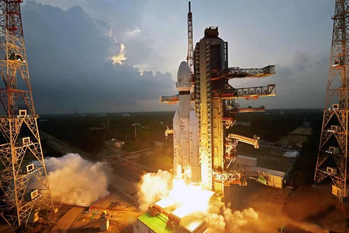 印度火箭发射偏了，卫星靠自己“爬”上去，技术测试藏玄机11月2日那天，印度用