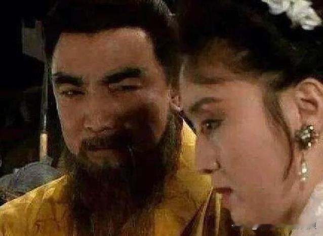 张绣投降后，曹操睡了他的婶子皱氏，张绣宛城混战杀死了曹操长子曹昂，张绣二次投降后