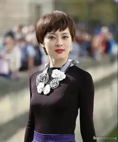 孙俪的国外美照太出圈了！镜头里的她气质优雅出众，自信更是扑面而来，完全拿捏得死死