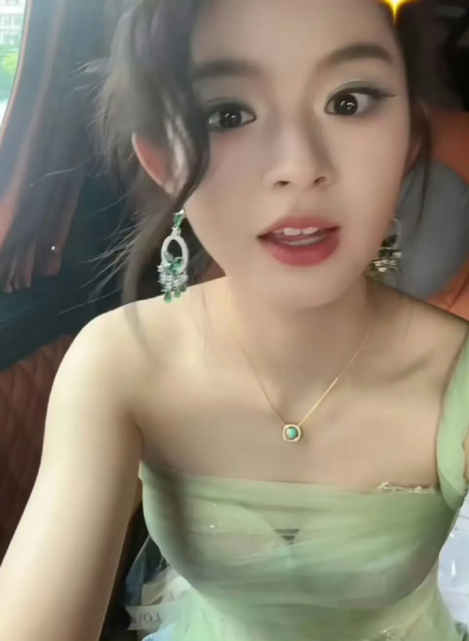 好奇怪，黄杨钿甜戴230万的耳环就被审判，何超莲戴千万项链就会被称赞，是哪里出了