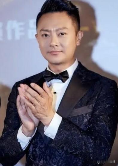 内娱我最想不通的人，就是印小天了，都47岁的人了，再次走红后不带助理，不立人