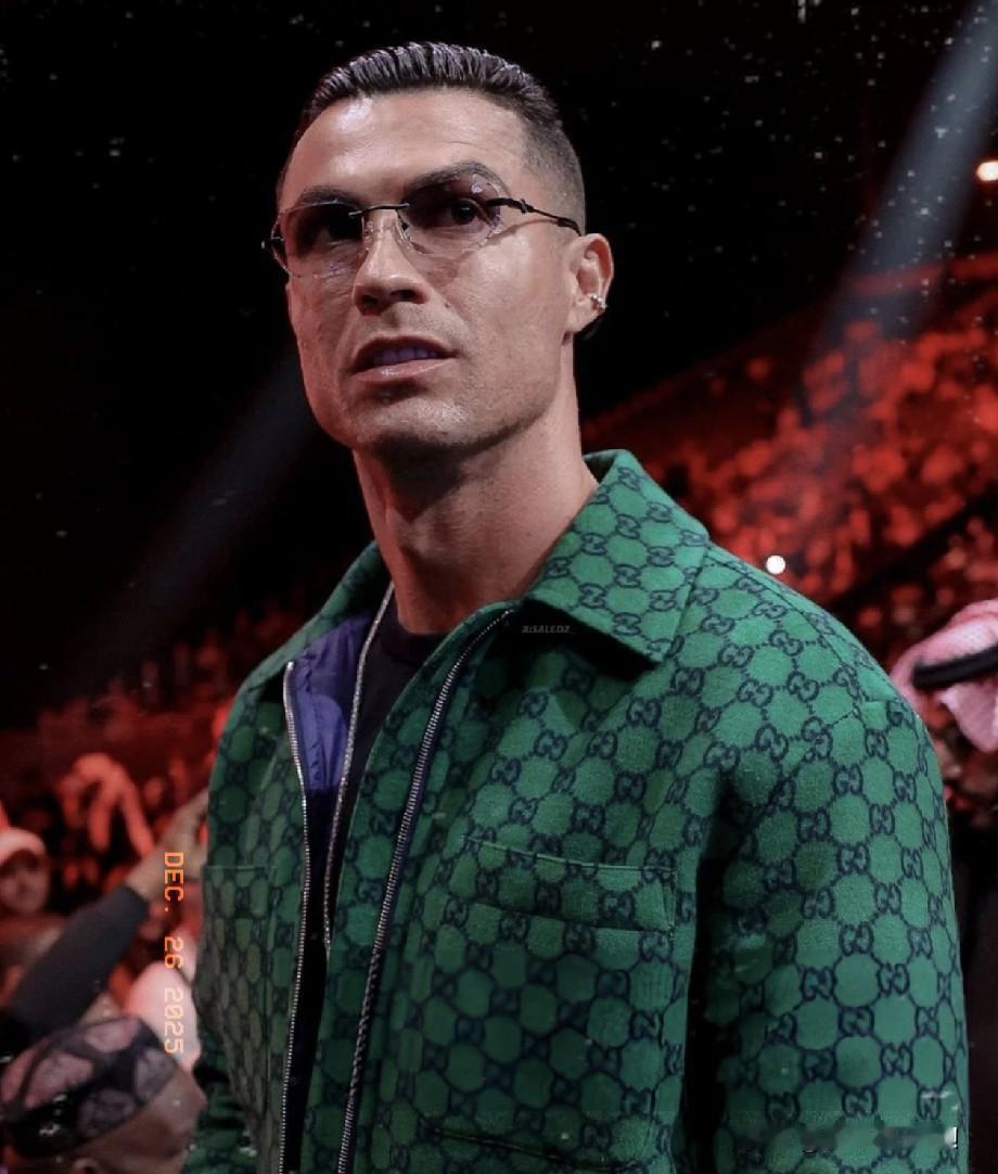 沙特给C罗开价，一句话离谱到让普通人怀疑人生！年薪6.58亿美元，还免税