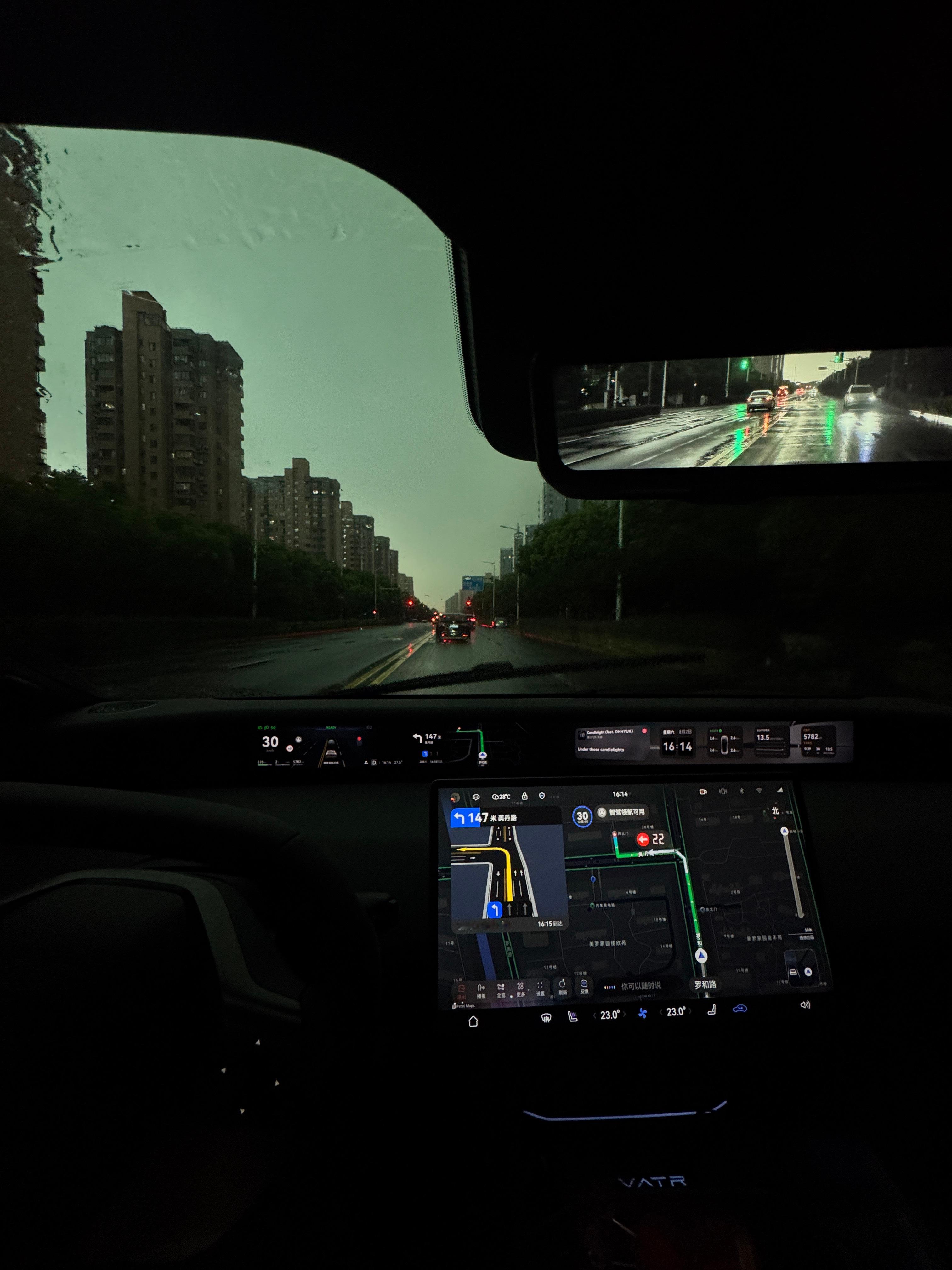 这雨太狠了，直接给我封存到车里了(☂️╹д╹)大v聊车​​​