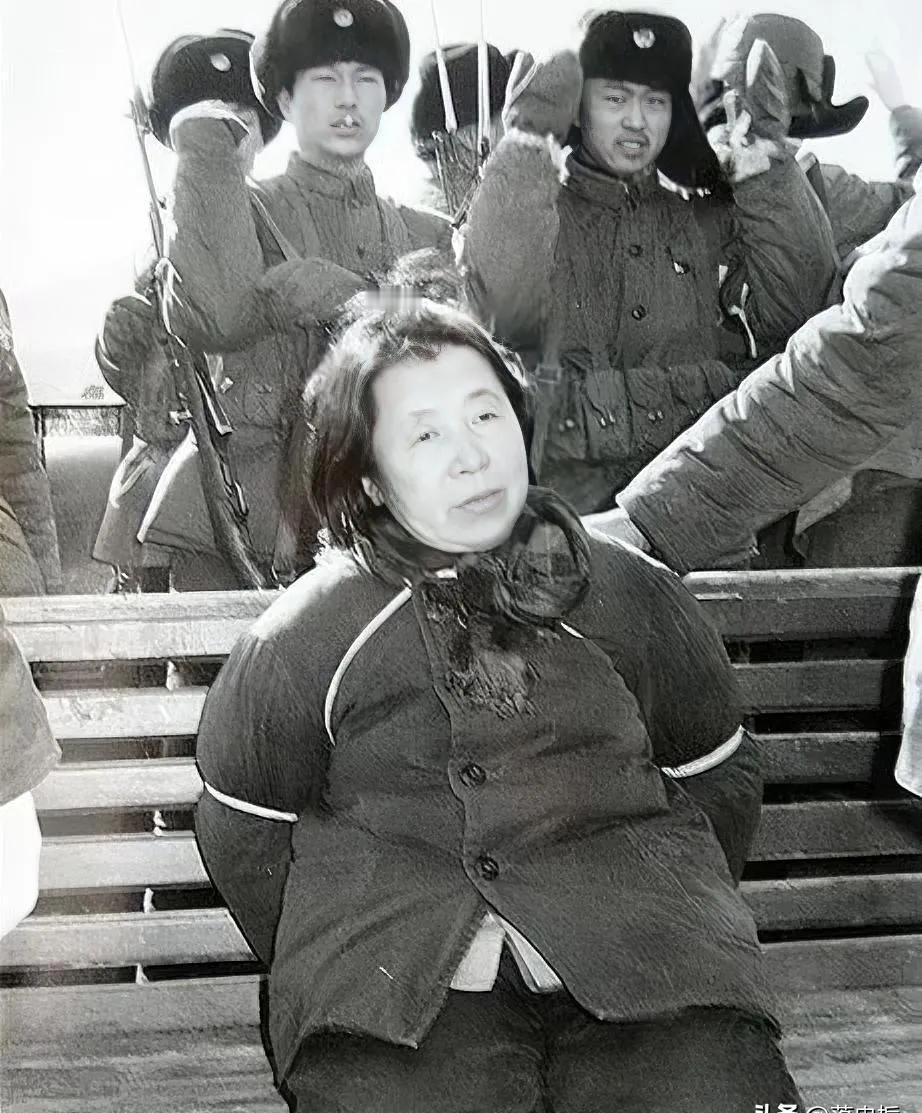 名字叫守信却毫无诚信的女人被押上刑场时还在喊冤1980年哈尔滨公审现场，五花大
