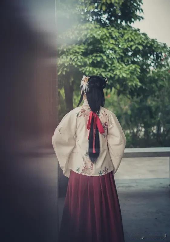 我超爱汉服！元宵节穿美美的汉服，做个可爱造型，氛围感一下就拉满。汉服可不只是美