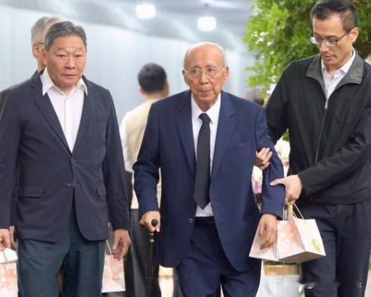 88岁吴伯雄惊天一摔！台大医院院长急扶　他自嘲：不知还能活多久国民党前主席吴