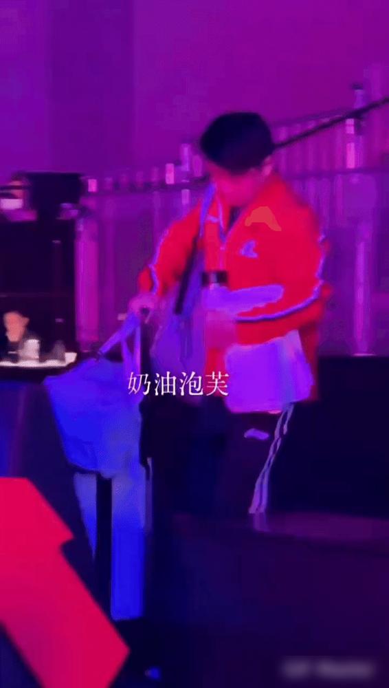 王皓可真是个冤大头！比赛才打19分钟，他板凳都没坐热，就要下班了。莎头组