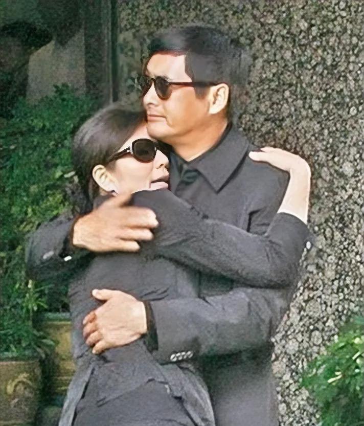 这张照片是2007年在香港拍的，照片里钟楚红靠在周润发怀里大哭，看着特别让人心疼