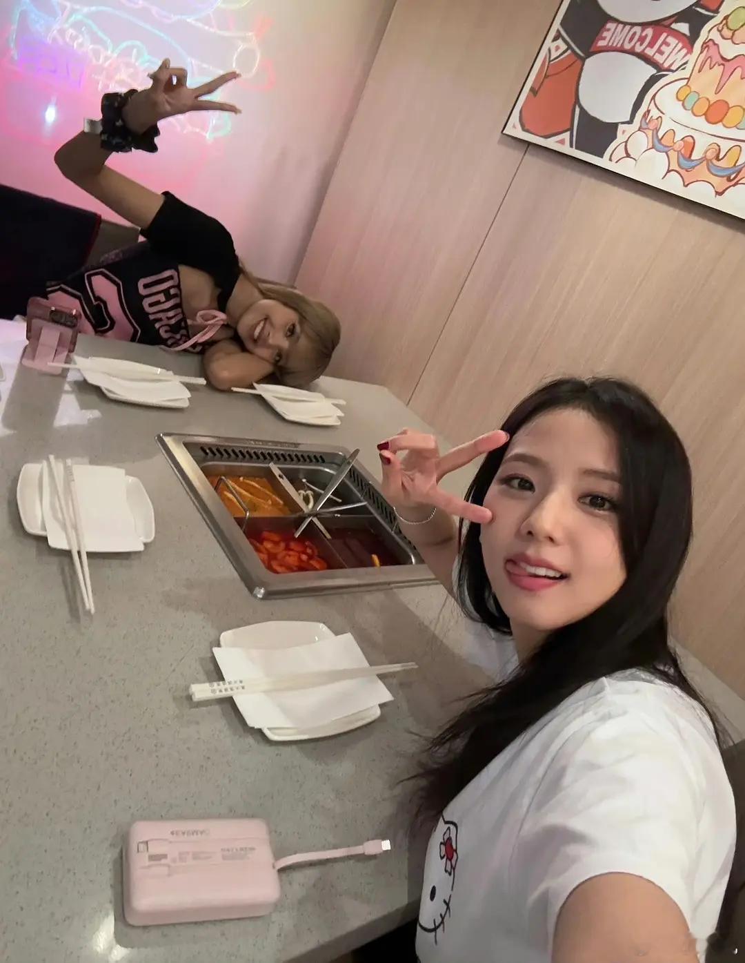 Lisa和jisoo吃火锅，这俩是真爱吃hhhblackpink​​​