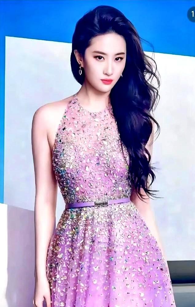刘亦菲一件裙子150万，站台费500万起步。上海那晚，她穿着几百万的高定礼服，