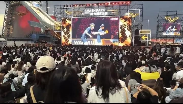 谁懂啊！北京大满贯混双赛场这阵仗，真的把“顶流热度”焊在赛场上了！场馆里坐得满满