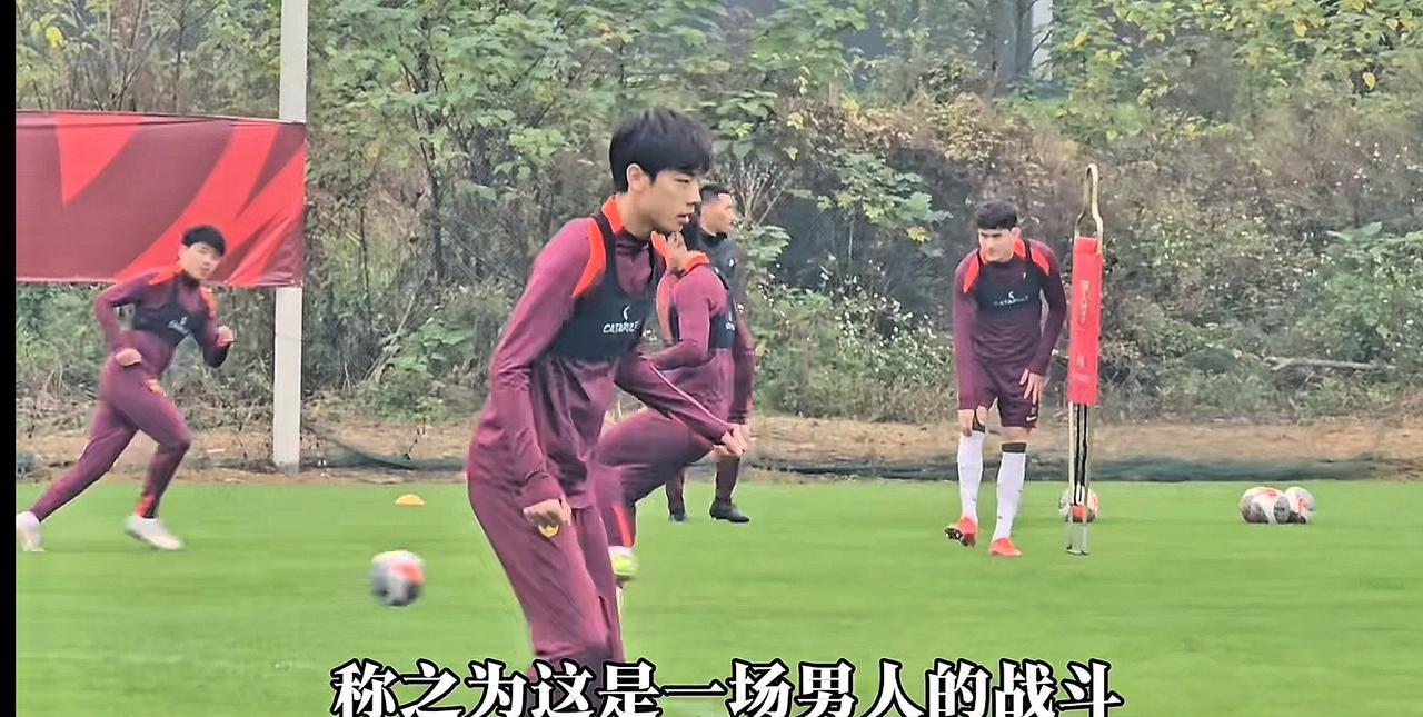 U22国足今日训练备战熊猫杯与韩国队的比赛，除王钰栋、李新翔，彭啸以外，27名球